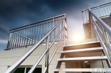 Escalera exterior con baranda de acero